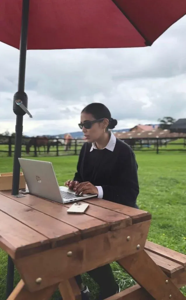 Sara Velásquez, psicóloga que lidera EmoPet, trabajando al aire libre